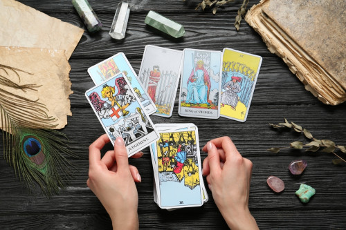 Tarot, als Unterstützung in allen Lebenslagen: Foto: © New_Africa / shutterstock / #2146509921